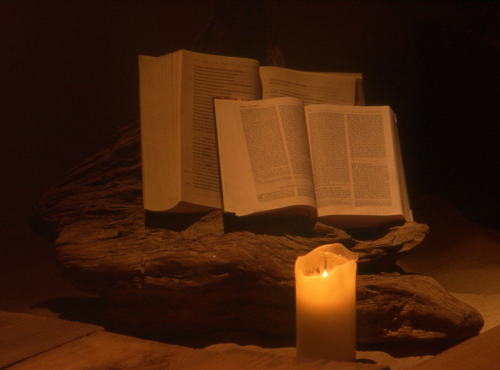 Die Schriften beleuchten Erzbistum Köln (c) Volker Grunewald